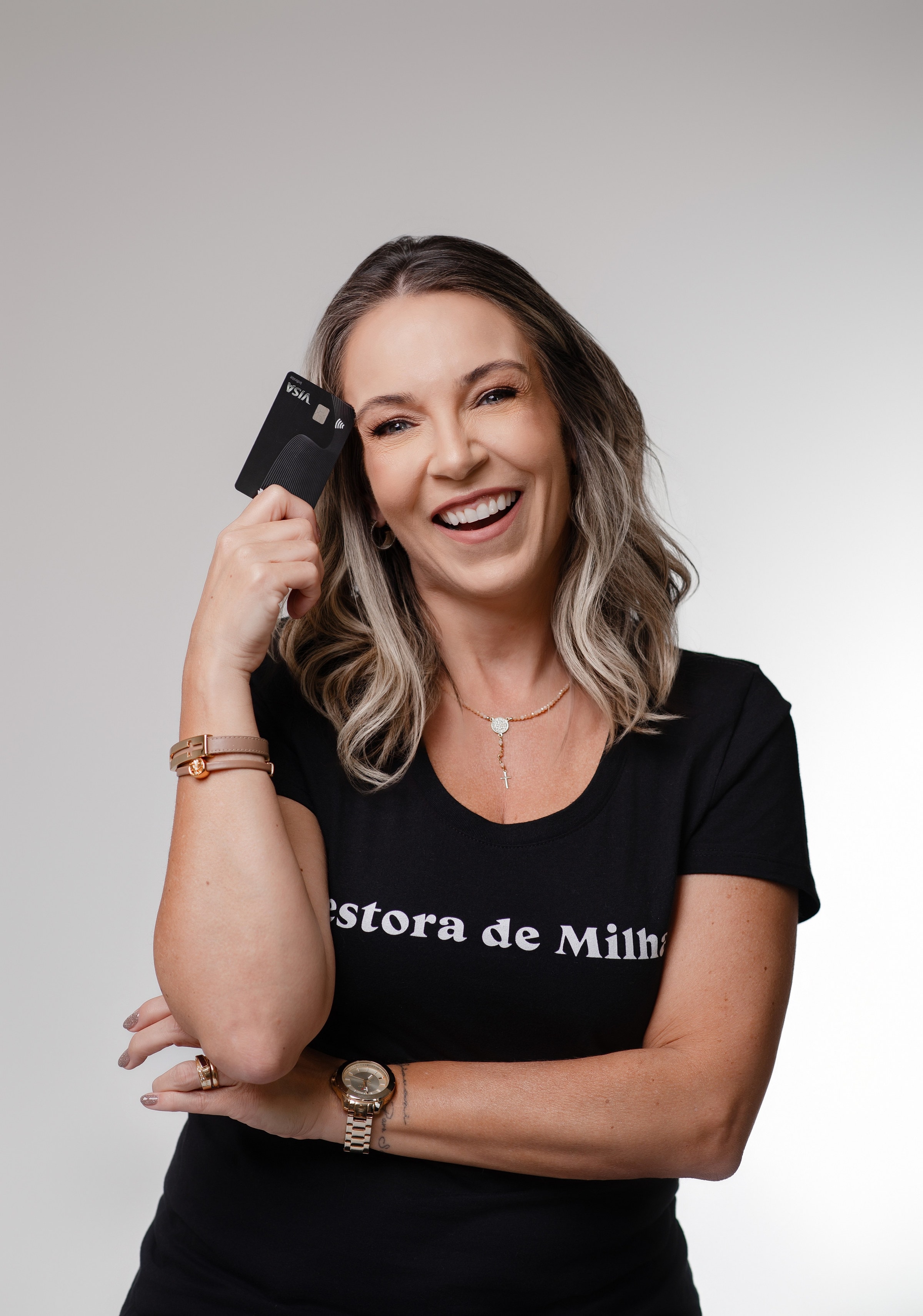 Márcia, da Doutora Milhas, segurando um cartão de crédito