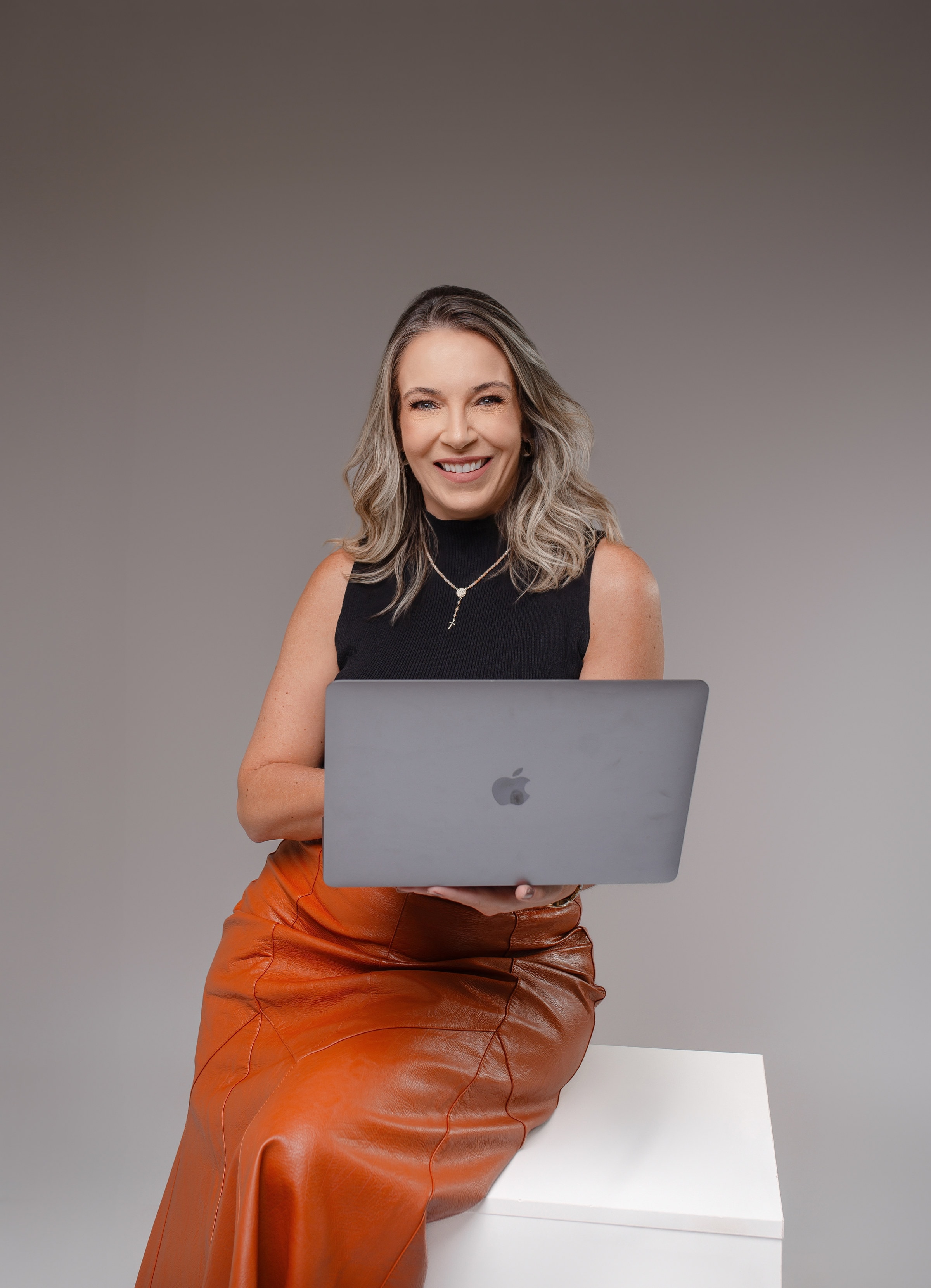 Márcia trabalhando no notebook